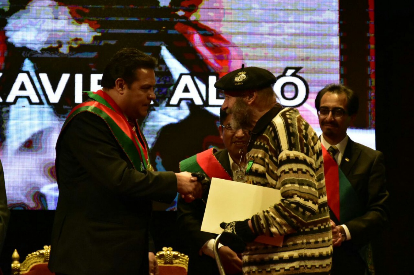 Condecoran a Xavier Albó con el Escudo de Armas de la ciudad de Nuestra Señora de La Paz