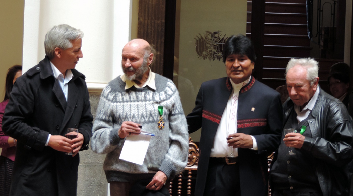 Los jesuitas Xavier Albó y Mauricio Bacardit fueron condecorados con el Cóndor del Andes