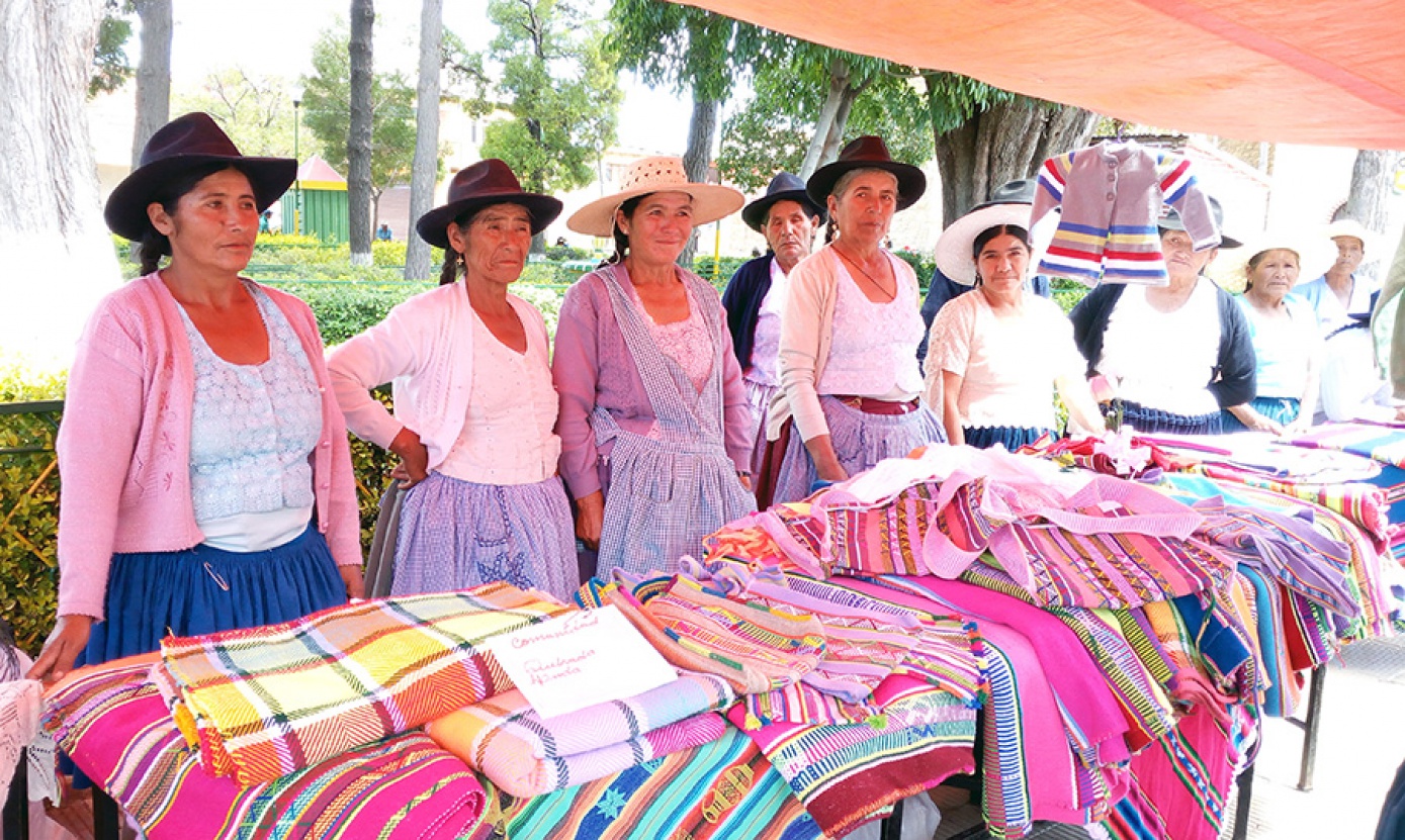Mujeres de Anzaldo visibilizan su aporte económico en feria productiva