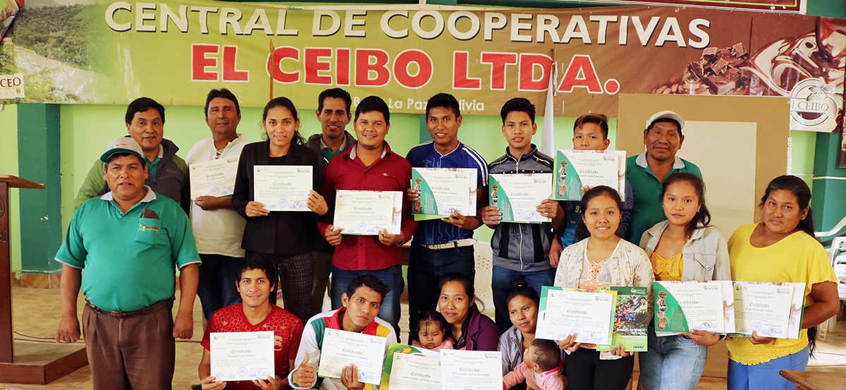 Jóvenes indígenas de la Amazonía sur se capacitan en técnicas de injerto en cacao