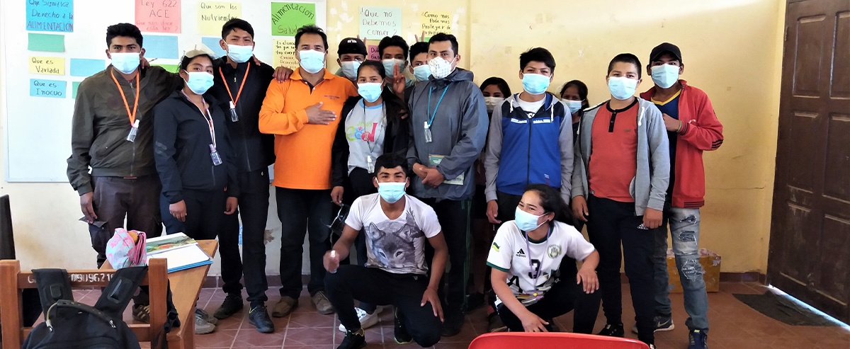 Jovenes estudiantes reflexionan sobre la alimentacion saludable