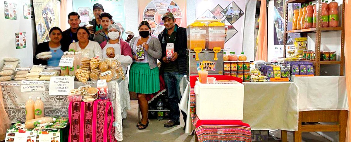 Asociaciones de productores exhiben productos transformados de base agroecológica en la 38ava Feria Internacional de Cochabamba.