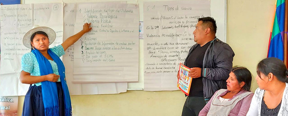 Promotoras comunitarias adquieren conocimientos para resguardar una vida libre de violencia.
