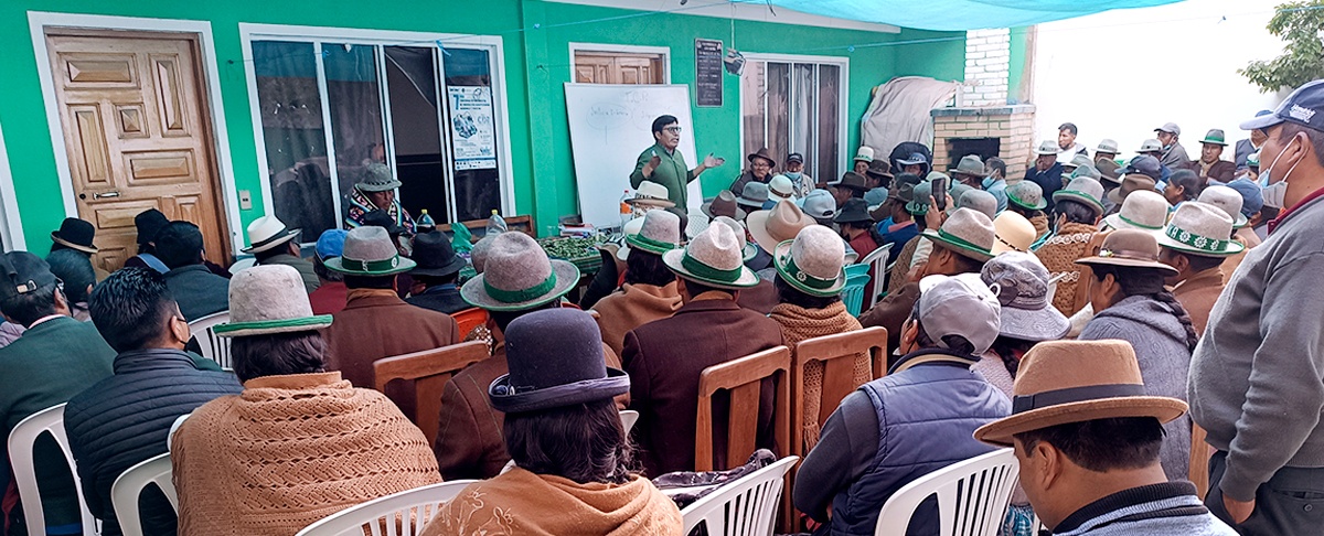 Hombres y mujeres que desempeñaran como autoridades originarias el 2023 se capacitan en la Suyu Jacha Karangas.