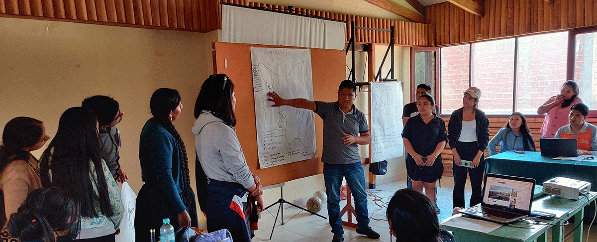 Jóvenes, líderes y lideresas de comunidades indígenas se capacitan para la transformación social en Bolivia