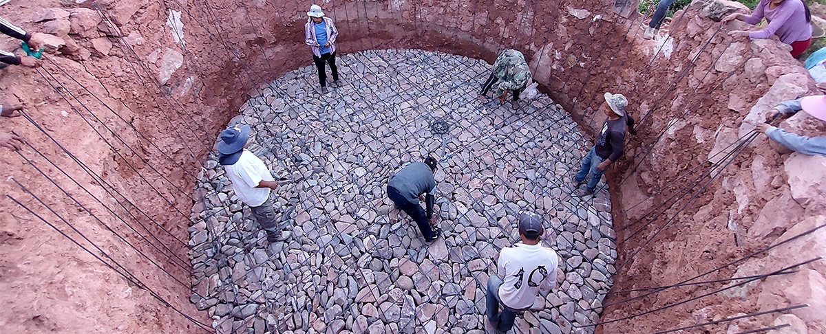 Comunidades campesinas de Cochabamba construyen reservorios circulares de agua para enfrentar la sequía