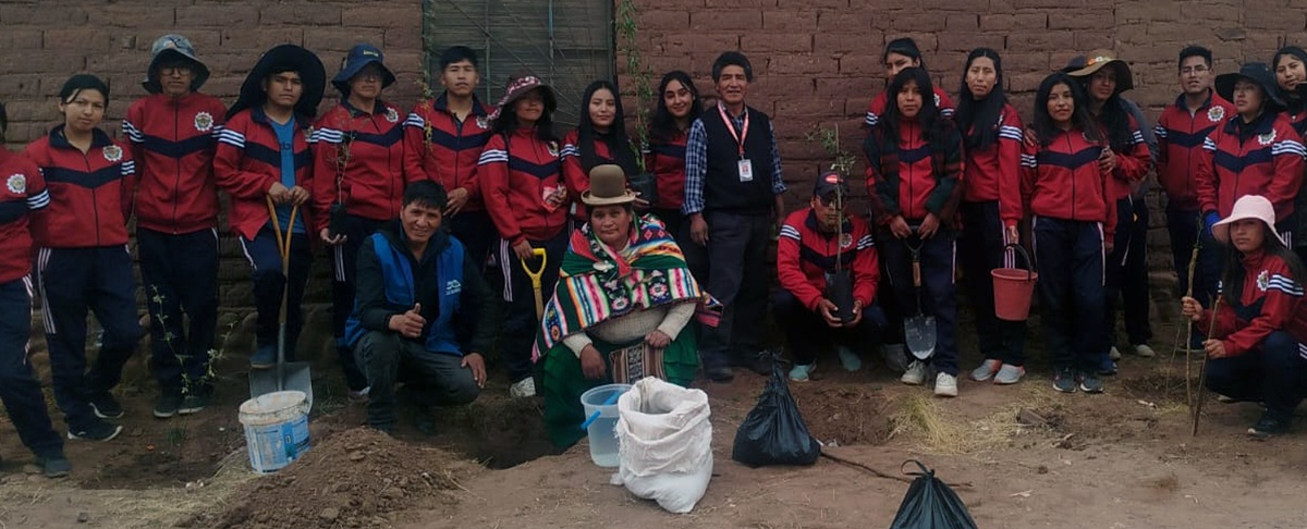 Corque planta futuro: estudiantes y autoridades celebran el Día del Árbol con reforestación y compromiso ambiental