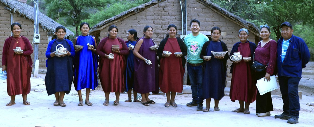 Kuña Kuatiaro Yvyra - Mujer que escribe con barro