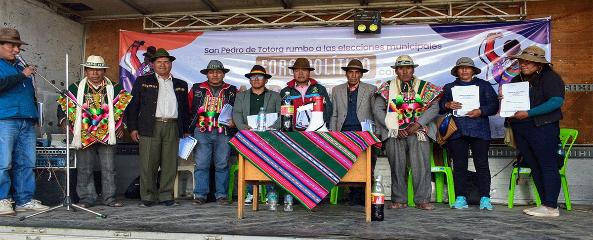 Organizaciones sociales entregan agendas de mujeres y jóvenes a candidaturas municipales en San Pedro de Totora