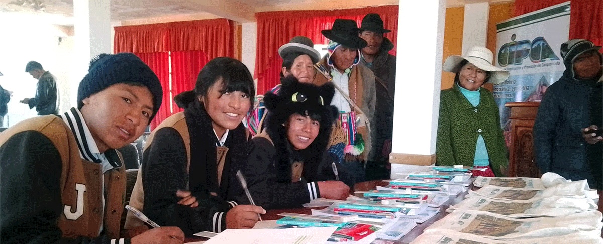 500 kits educativos fortalecen la permanencia escolar en San Andrés de Machaca