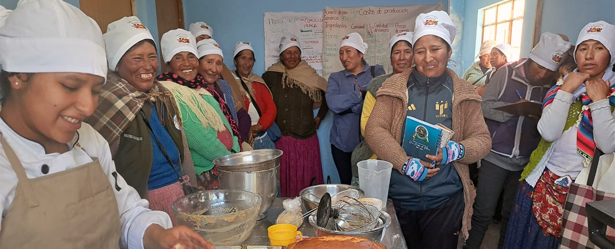 Promotoras comunitarias de San Pedro de Totora fortalecen su autonomía económica y liderazgo
