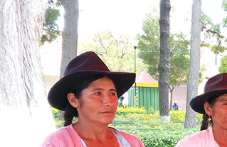 Mujeres de Anzaldo visibilizan su aporte económico en feria productiva 