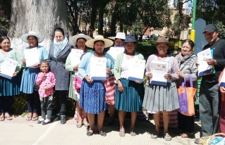 Líderes y dirigentes mujeres de Anzaldo fueron acreditadas como facilitadoras comunitarias por el Ministerio de Educación