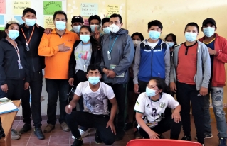 Jovenes estudiantes reflexionan sobre la alimentacion saludable