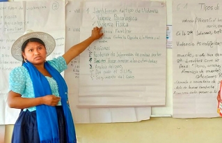 Promotoras comunitarias adquieren conocimientos para resguardar una vida libre de violencia.