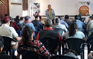 Autoridades y jóvenes de Beni analizan la importancia de la gestión integral de residuos sólidos.