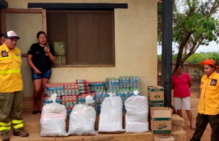 CIPCA y OXFAM entregan ayuda humanitaria a bomberos forestales y comunarios del Municipio de Concepción para paliar los efectos de los incendios en la Chiquitanía.