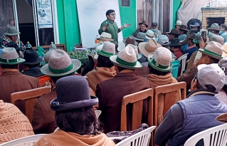Hombres y mujeres que desempeñaran como autoridades originarias el 2023 se capacitan en la Suyu Jacha Karangas.