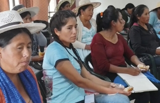 Mujeres líderes y autoridades municipales se reúnen para el ejercicio de sus derechos.