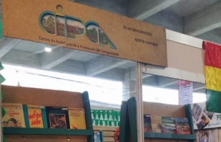 El Centro de Investigación y Promoción del Campesinado, exhibe al público su gran selección de libros en la 27 Feria Internacional del Libro de La Paz