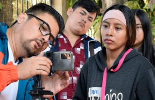 Jóvenes indígenas exploran su mundo a través de la fotografía