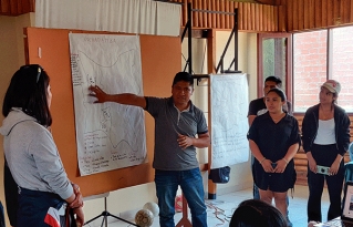 Jóvenes, líderes y lideresas de comunidades indígenas se capacitan para la transformación social en Bolivia