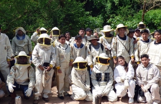 Jóvenes de Macharetí se forman como apicultores: un impulso hacia la sostenibilidad