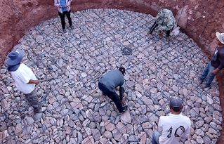Comunidades campesinas de Cochabamba construyen reservorios circulares de agua para enfrentar la sequía