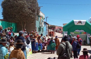 Promotoras comunitarias participan en feria de salud para promover derechos y prevenir la violencia en San Pedro de Totora