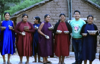 Kuña Kuatiaro Yvyra - Mujer que escribe con barro