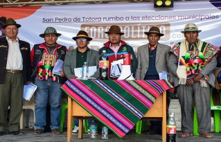 Organizaciones sociales entregan agendas de mujeres y jóvenes a candidaturas municipales en San Pedro de Totora