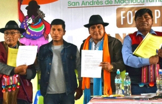Candidatos municipales asumen compromisos con las agendas de mujeres y jóvenes en San Andrés de Machaca