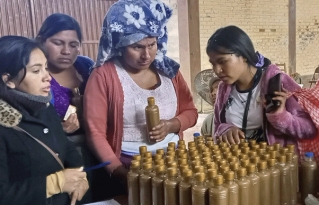 Mujeres de Anzaldo fortalecen sus emprendimientos mediante la transformación de productos con valor agregado