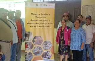 Apicultores y apicultoras del Chaco cruceño fortalecen la gestión de sus asociaciones